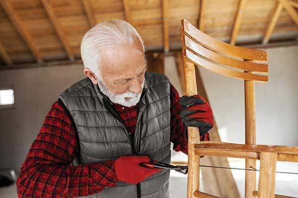 우리가 흔히 보는 가구를 만드는 목수는 소목에 해당된다.