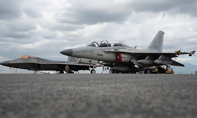 필리핀 공군 FA-50(오른쪽)과 미 공군 F-22 전투기가 활주로에서 대기하고 있다. 세계일보 자료사진