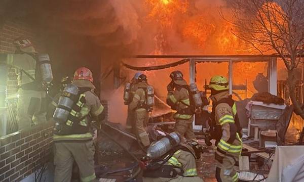 불이 난 상가주택에서 소방당국이 진화작업을 벌이고 있다, 경북소방본부 제공