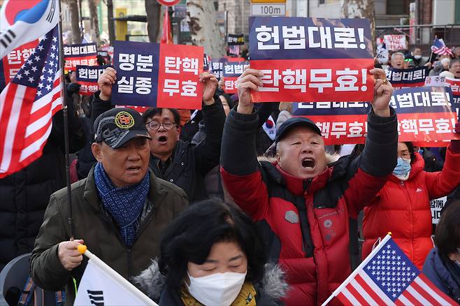 윤석열 대통령 탄핵 심판 4차 변론기일인 1월23일 오후 서울 종로구 헌법재판소 인근에서 윤 대통령 지지자들이 손팻말을 들고 구호를 외치고 있다. ⓒ사진공동취재단