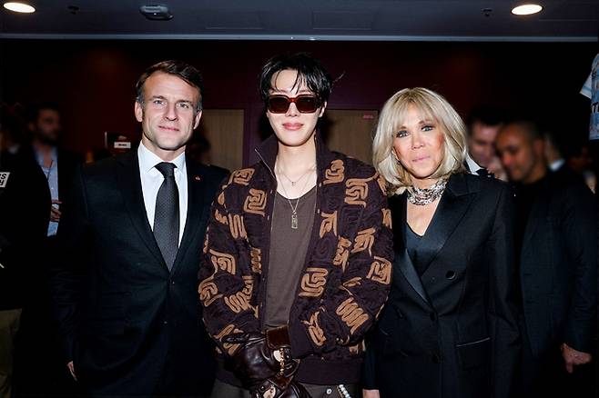 방탄소년단 제이홉(가운데), 프랑스 마크롱 대통령 내외. 사진ㅣ빅히트 뮤직