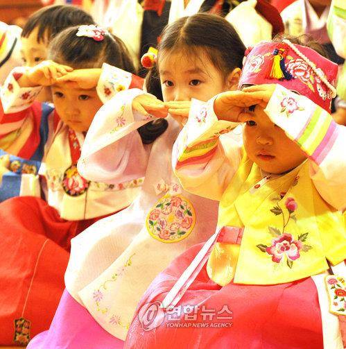 "세뱃돈 받으려면"   (수원=연합뉴스) 신영근 기자 = 8일 오후 경기도 수원예절교육관에서 설을 앞두고 전통 예절강좌가 개설돼 고운 한복을 입은 어린이들이 절하는 법을 배우고 있다. 2009.1.8
    drops@yna.co.kr