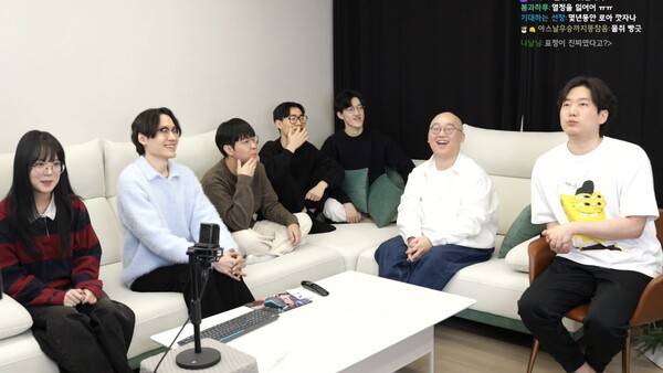 - 로스트아크 공격대 해체 소식을 전하는 산악회 멤버들 [출처: 한동숙 방송 中]