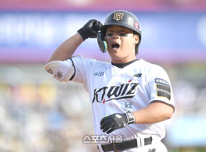KT 강백호가 수원케이티위즈파크에서 열린 LG와 2024 KBO 준플레이오프 4차전 5회초 우중월 홈런을 날린 후 환호하고 있다. 수원 | 최승섭기자 thunder@sportsseoul.com