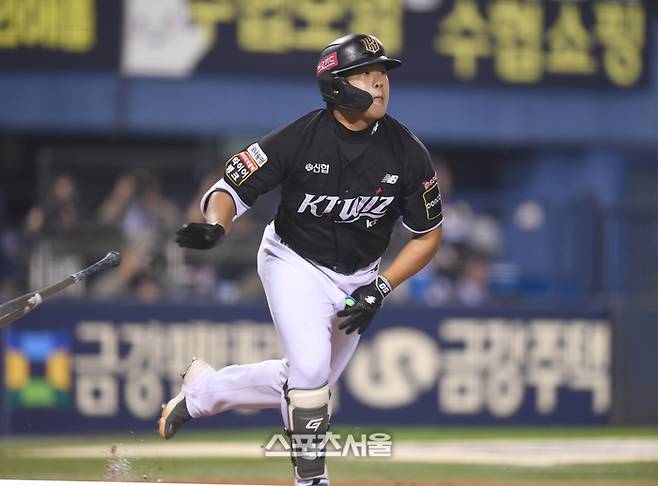 KT 강백호가 잠실구장에서 열린 LG와 2024 KBO 준플레이오프 5차전 2회초 안타를 치고 있다. 잠실 | 최승섭기자 thunder@sportsseoul.com