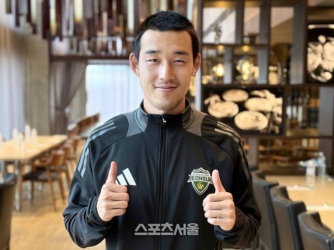 전북 현대 송민규가 24일 태국 방콕의 노보텔 방콕 임팩트 훈련 캠프에서 본지와 만나 인터뷰한 뒤 포즈를 취하고 있다. 방콕 | 정다워 기자