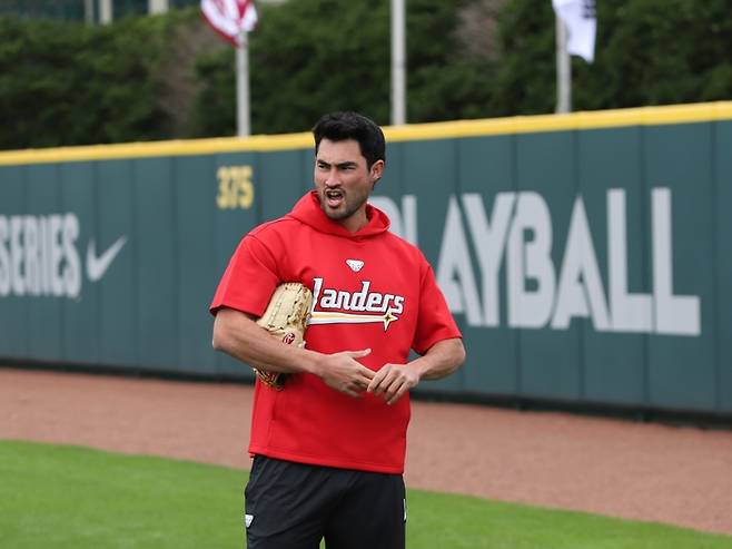 SSG 외국인 투수 미치 화이트가 24일 스프링캠프지 재키 로빈슨 트레이닝 콤플렉스에 합류했다. 사진 | SSG 랜더스