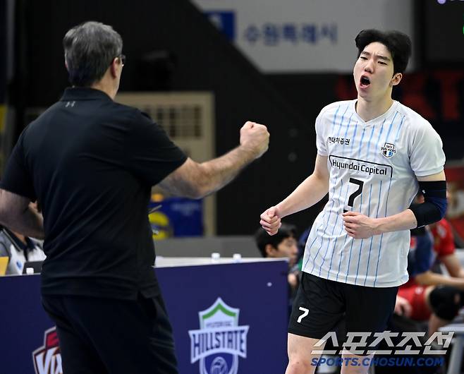 24일 수원실내체육관에서 열린 V리그 남자부 한국전력과 현대캐피탈의 경기, 현대캐피탈 허수봉이 득점을 성공한 후 필립 블랑 감독과 기쁨을 나누고 있다. 수원=허상욱 기자 wook@sportschosun.com/2025.01.24/