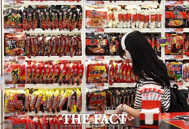 서울시 마포구 CU 홍대상상마당점에서 외국인이 라면을 고르고 있다. /뉴시스