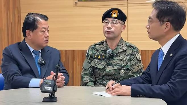 野의원 유튜브에 출연한 곽종근 - 곽종근(가운데) 전 육군 특수전사령관이 지난달 6일 더불어민주당 김병주(왼쪽) 의원 유튜브에 출연해 12·3 비상계엄 당시 상황에 대해 설명하고 있다. 오른쪽은 민주당 박선원 의원. /김병주 의원 유튜브