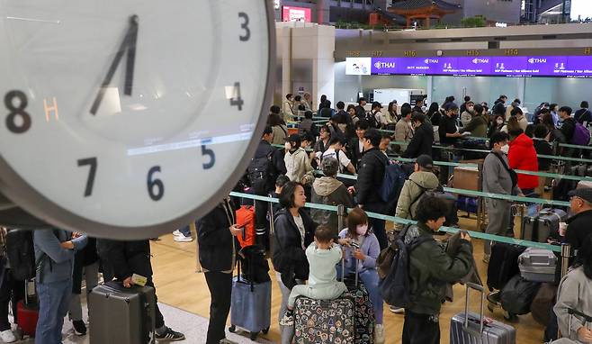 설 명절 연휴를 앞둔 23일 오전 인천국제공항 1터미널이 여객들로 붐비고 있다. 인천국제공항공사에 따르면 이번 설 연휴 특별 교통대책 기간인 오는 24일부터 내달 2일까지 10일간 총 214만1000여 명, 일평균 기준 21만4000여 명의 여객이 인천공항을 이용할 전망이다. /박성원 기자