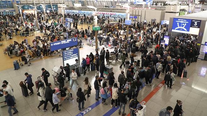 설 명절 연휴를 앞둔 23일 오전 인천국제공항 1터미널이 여행객들로 붐비고 있다. 이번 연휴는 최대 열흘까지 쉴 수 있어 해외여행을 떠나는 수요가 높아 개항 이후 설 연휴 기준 일평균 여객 최대치를 기록할 것으로 보인다. /박성원 기자