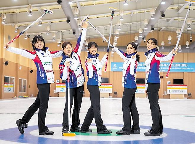 23일 경기 의정부 컬링장에서 경기도청 컬링팀 5G(왼쪽부터 김은지·설예지·설예은·김수지·김민지)가 각자 브룸을 들고 포즈를 취하고 있다. 주장 김은지는 “배우 설현의 광고 포즈 같다”며 웃었다. /장련성 기자