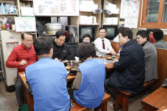 설 명절 민생안정지원 현장방문에 나선 국민의힘 권영세 비상대책위원장과 오세훈 서울시장이 24일 서울역쪽방촌 동행식당을 방문하고 있다. 연합뉴스