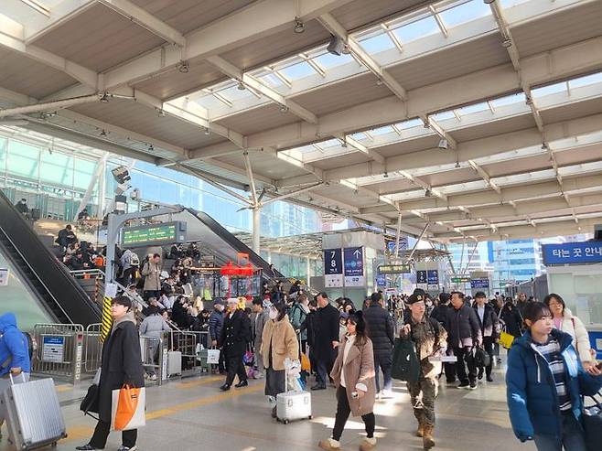 설 연휴를 앞둔 24일 오후 서울역을 찾은 귀성객들이 열차를 타기 위해 이동하고 있다.ⓒ데일리안 허찬영 기자