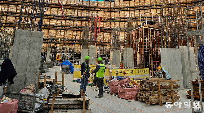 지난해 11월 히어로콘텐츠팀이 취재한 서울 도심의 한 아파트 신축 공사 현장. 초록색 작업모를 쓴 현장 근로자 뒤로 미완성된 기둥 여러개가 보인다. 이 작업 현장에서 근무하던 철근공 10명 중 9명은 외국인이었다.