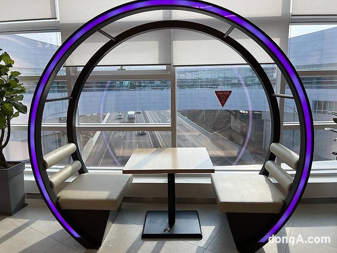 처인휴게소 2층 푸드코트 창가 테이블