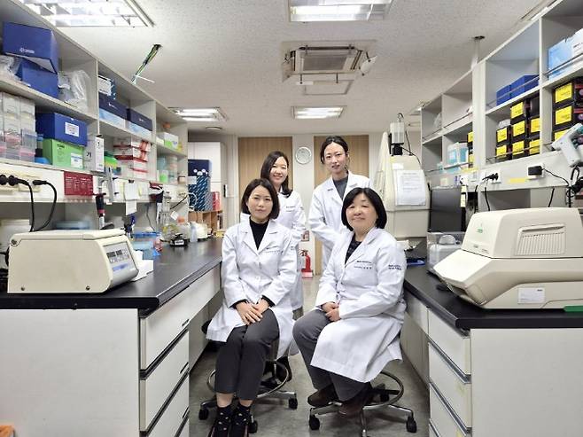 차병원 생식의학 및 불임유전체 연구센터는 습관성 유산, 자궁내막증, 남성 불임, 다낭성 난소 증후군 등 불임과 관련된 유전체를 발굴하고 그 기능을 연구한다. 사진은 왼쪽 아래부터 시계방향으로 엄진희 차병원 난임연구실장, 박미선 기초의학연구팀 연구원, 김정혜 기초의학연구팀 연구원, 윤숙영 기초의학연구팀장이다. 과학동아 제공