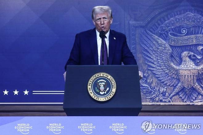 도널드 트럼프 미국 대통령이 23일(현지시간) 온라인 화상연설을 통해 다보스포럼에서 연설하고 있다. 연합뉴스