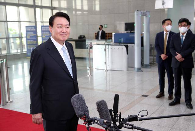 윤석열 대통령이 2022년 7월 4일 서울 용산구 대통령실 출근길에 취재진을 만나 웃고 있다. 서재훈 기자