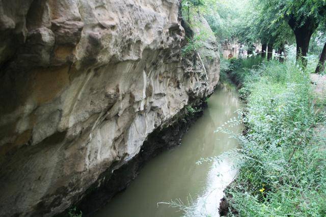 홍석협 동쪽 절벽 아래 '광택거' 도랑. ⓒ최종명