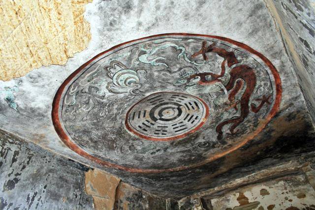 홍석협 동쪽 절벽 동굴 안 천장의 태극 문양과 동물 그림. ⓒ최종명