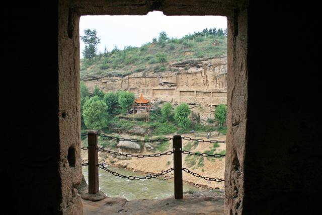 홍석협 동쪽 동굴 안에서 본 서쪽 절벽. ⓒ최종명