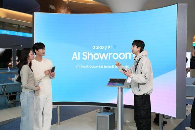 23일 서울 영등포구 타임스퀘어 '갤럭시 스튜디오’에서 방문객들이 여러 앱을 사용해야 하는 작업도 한 문장의 명령어로 실행할 수 있는 AI 기능을 체험하고 있다. 삼성전자 제공