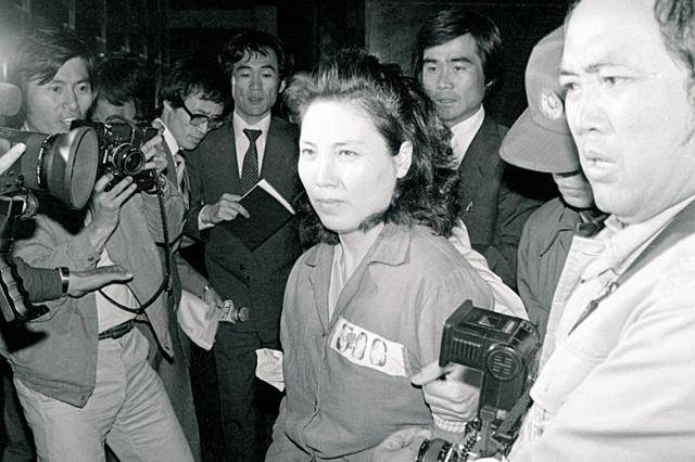 1982년 5월 '어음 사기' 혐의로 구속된 장영자씨 모습. 당시 전두환 대통령의 처삼촌 이규광의 처제였던 장씨는, 중앙정보부 차장 출신인 남편 이철희씨와 함께 사채시장을 통해 7,000억 원에 육박하는 사기 행각을 벌였다. 한국일보 자료사진