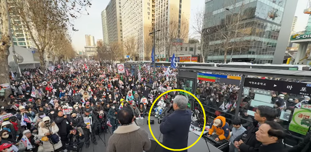 전광훈 사랑제일교회 목사가 18일 서부지법 앞 집회에서 연설하고 있다. 유튜브 '신의한수' 채널 캡처