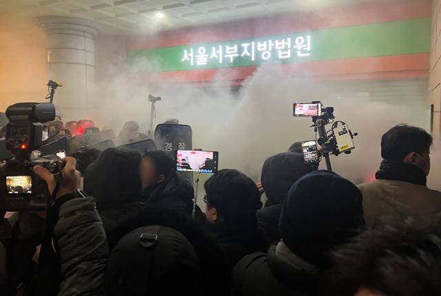 19일 새벽 윤석열 대통령에 대한 구속영장이 발부되자 서울 서부지법에 지지자들이 진입해 소화기를 뿌리며 난동을 부리고 있다. 뉴스1