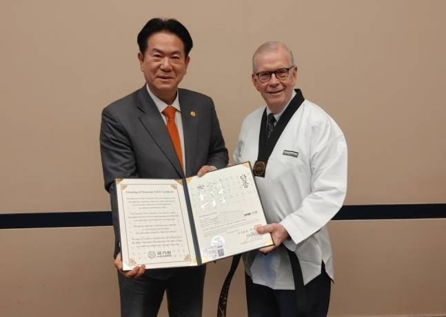 이동섭 국기원장이 미국의 주요 정치인들과의 만남을 통해 문화외교의 새로운 지평을 열며, 한미동맹을 강화했다. 사진은 이동섭 원장(왼쪽)과 팀 월버그(Tim Walberg) 하원의원의 기념촬영 모습. 사진=국기원