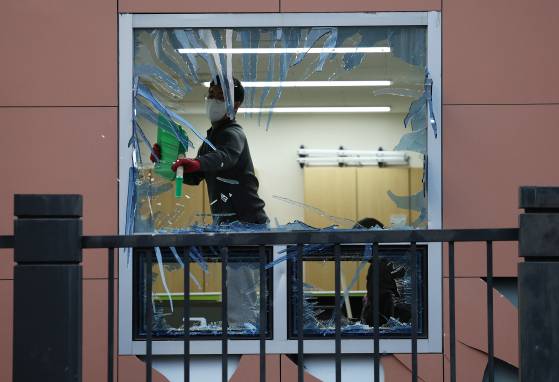 지난 19일 오후 윤석열 대통령 지지자들의 폭력 난입 사태가 발생한 서울 마포구 서울서부지방법원에서 관계자들이 파손된 유리창 등 폐기물을 치우고 있다. 뉴스1