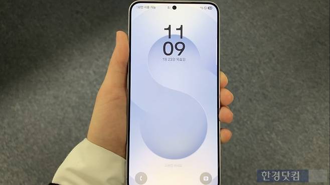 갤럭시S25 잠금화면에 '나우 바'가 생성되지 않은 모습. 사진=박수빈 기자.