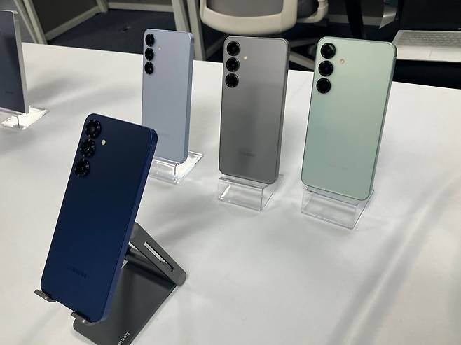 제품 시연회에 갤럭시S25 시리즈가 전시되어 있다./사진=박수빈 기자.