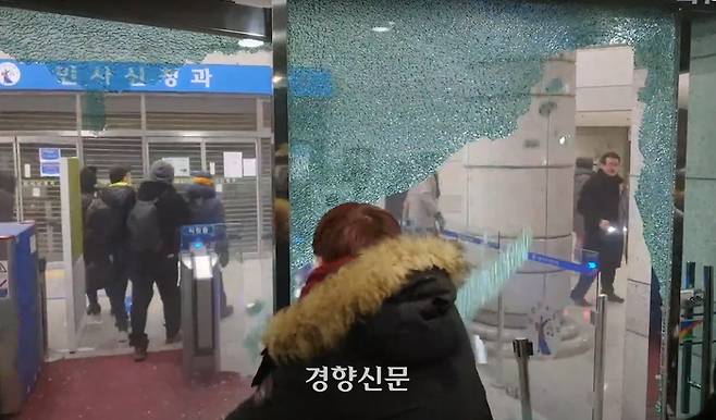 윤석열 지지자 서부지법 난입 폭력 사태. 유튜브 갈무리