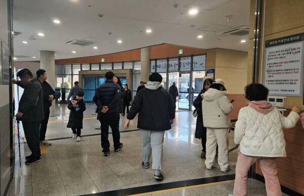 25일 인천 부평구 부평동 인천가족공원에 있는 봉안당 안에는 성묘객들로 북적거리고 있다. 박귀빈기자