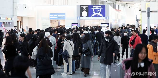 [인천공항=뉴시스] 김선웅 기자 = 설 연휴를 하루 앞둔 24일 인천국제공항 출국장에서 여행객들이 항공기 탑승 수속을 밟기 위해 줄을 서고 있다.  인천국제공항공사는 설 연휴 특별 교통대책기간인 24일부터 2월 2일까지 10일간 총 214만1000명, 일 평균 21만4000명의 여객이 인천공항을 이용하고 이용객이 가장 많은 날은 25일로 전망했다. 2025.01.24. mangusta@newsis.com /사진=김선웅