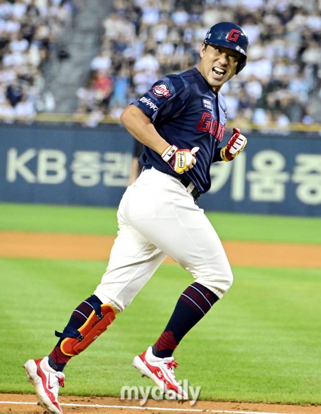 2024년 8월 31일 서울 잠실구장에서 '2024 신한 SOL Bank KBO리그, 롯데 자이언츠와 두산 베어스의 경기가 열렸다. 롯데 전준우가 5회초 2사 1루서 2점 홈런을 친 뒤 기뻐하고 있다./마이데일리
