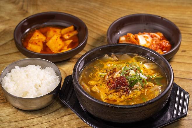 북평장 빨간국밥. 동해 북평오일장 국밥골목에는 흰국밥이 대세이다.