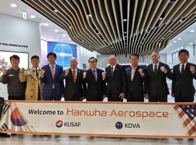 신현우(왼쪽 다섯번째) 한화에어로스페이스 사장과 월터 샤프(왼쪽 네번째)·커티스 스캐퍼로티(왼쪽 여섯번째)·로버트 에이브럼스(오른쪽 두번째) 전 한미연합사령관이 기념촬영을 하고 있다. [한화에어로스페이스 제공]