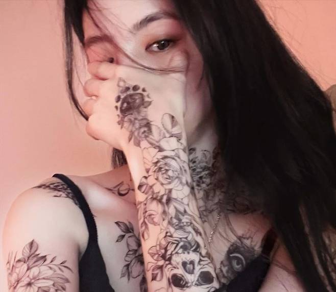 소셜네트워크서비스를 통해 종종 문신을 공개하는 배우 한소희. [SNS 캡처]