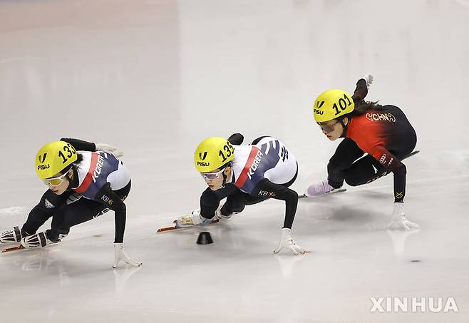 [토리노=신화/뉴시스] 김길리(왼쪽)와 서휘민이 23일(현지 시간) 이탈리아 토리노에서 열린 2025 FISU 토리노 동계세계대학경기대회(유니버시아드) 쇼트트랙 여자 1000m 결승 경기를 치르고 있다. 김길리는 1분31초559의 기록으로 금메달을, 서휘민은 1분31초709로 은메달을 목에 걸었다. 2025.01.24.