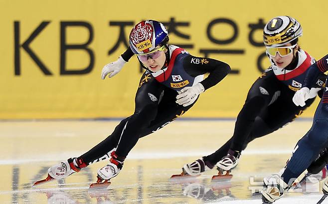 [서울=뉴시스] 김금보 기자 = 15일 서울 양천구 목동 실내빙상장에서 열린 KB금융 2024~2025 ISU 쇼트트랙 월드투어 4차 대회 여자 1500m 결승에서 최민정(성남시청), 김길리(성남시청)가  역주하고 있다. 2024.12.15. kgb@newsis.com
