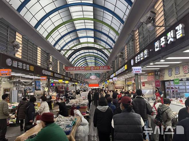 [전주=뉴시스] 강경호 기자 = 25일 전북 전주시 완산구 전주신중앙시장이 제수용품을 사러 온 시민들로 가득 차있다. 2025.01.25. lukekang@newsis.com