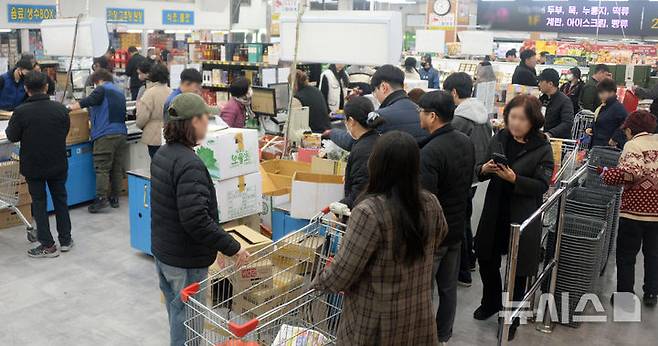 [전주=뉴시스] 김얼 기자 = 설 연휴를 맞이한 25일 전북 전주시 덕진구 송천동에 위치한 한 마트를 찾은 시민들이 구매한 제수용품을 결제하기 위해 줄지어 서 있다. 2025.01.25. pmkeul@newsis.com