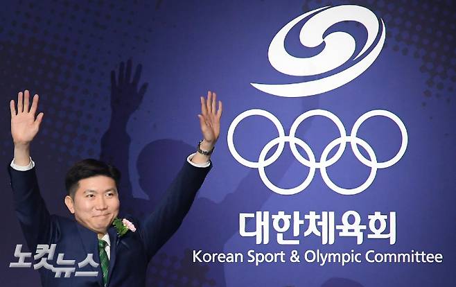 14일 서울 송파구 올림픽공원 올림픽홀에서 열린 제42대 대한체육회장선거에서 당선된 유승민 후보가 손을 들어 기뻐하고 있다. 박종민 기자