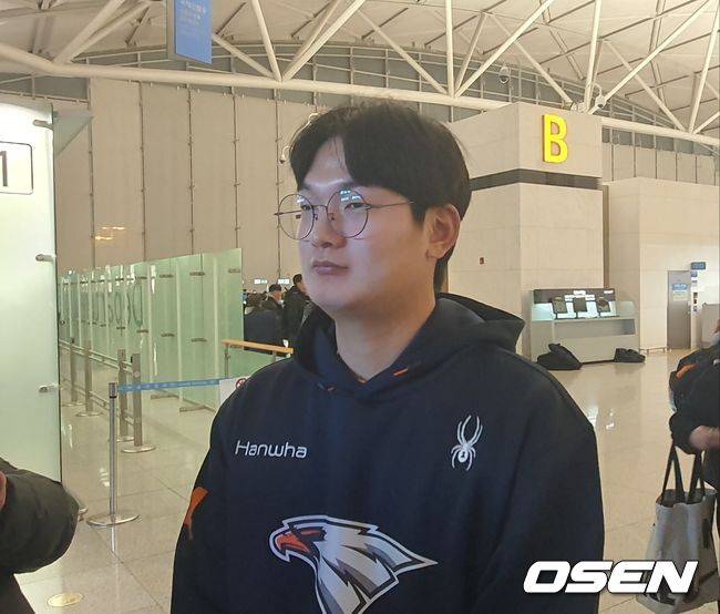 [OSEN=인천공항, 한용섭 기자]프로야구 한화 이글스 투수 김서현이 22일 오전 호주 멜버른 스프링캠프 출국에 앞서 취재진과 인터뷰를 하고 있다. 2025.01.22 /orange@osen.co.kr