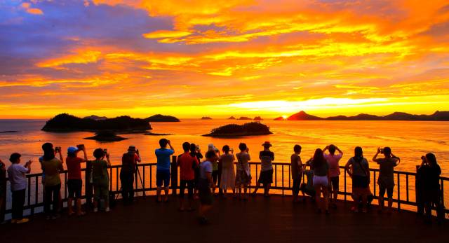 전남 진도 세방낙조. 이곳은 우리나라에서 해가 가장 늦게 지는 풍경을 볼 수 있는 낙조 경관 명소로 손꼽힌다. 사진 제공=전라남도