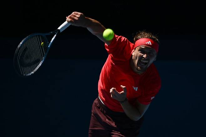 서브를 넣고 있는 즈베레프. 게티이미지코리아